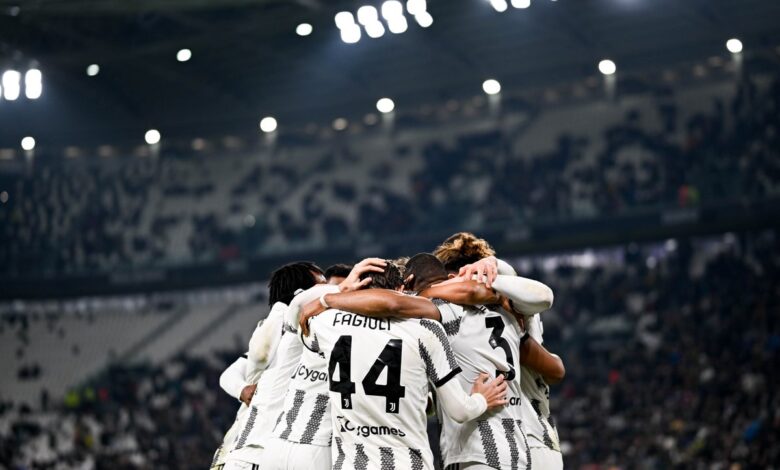 Giocatori della Juventus abbracciati (credits to Juventus)