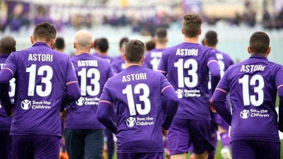 Giocatori della Fiorentina con la maglia di Astori (credits to La Repubblica)
