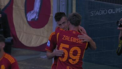 El Shaarawy abbarccia Zalewski, dopo aver segnato il gol decisivo di Roma-Monza